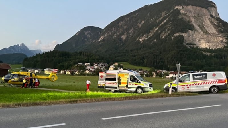 Der 63-Jährige wurde vor Ort längere Zeit erstversorgt und anschließend mit dem Notarzthubschrauber in die Innsbrucker Klinik geflogen. Dort erlag er am Sonntagabend seinen Verletzungen. (Bild: zoom.tirol)