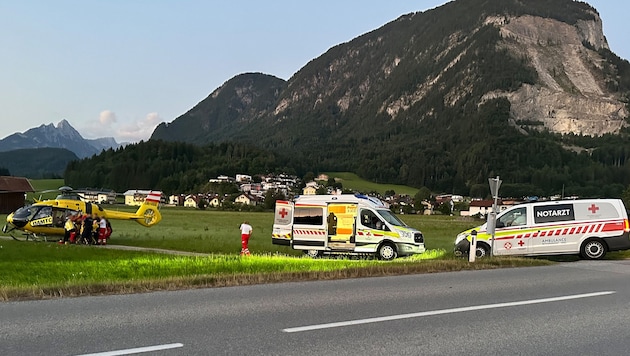 Der schwer verletzte 63-Jährige wurde vor Ort längere Zeit erstversorgt und anschließend mit dem Notarzthubschrauber in die Innsbrucker Klinik geflogen. (Bild: zoom.tirol)