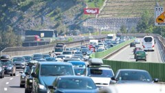 Vor der Grenze zu Italien gab es auf der Brennerautobahn knapp 20 Kilometer Stau.  (Bild: Birbaumer Christof)