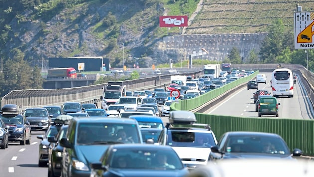 There was a traffic jam of almost 20 kilometers on the Brenner freeway before the border with Italy. (Bild: Birbaumer Christof)