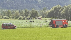 Der Flieger stürzte in ein Feld in Nikolsdorf ab. (Bild: Martin Oberbichler)