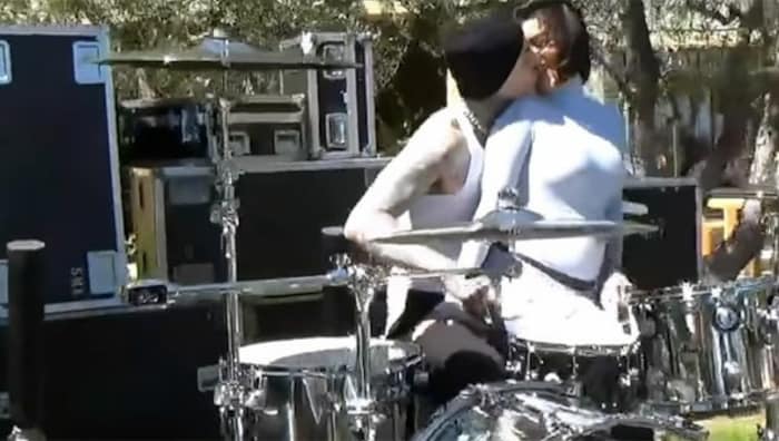 Travis Barker und Kourtney Kardashian verraten das Geschlecht ihres Babys.