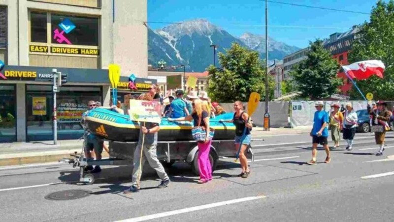 Manche trugen auch Raftingboot bzw. Kajak mit, um gegen die Wasserableitung zu demonstrieren. (Bild: WWF/Toni Vorauer)