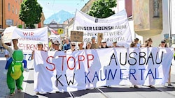 Rund 600 Menschen marschierten durch die Maria-Theresien-Straße (Bild: WWF/Max Frey)