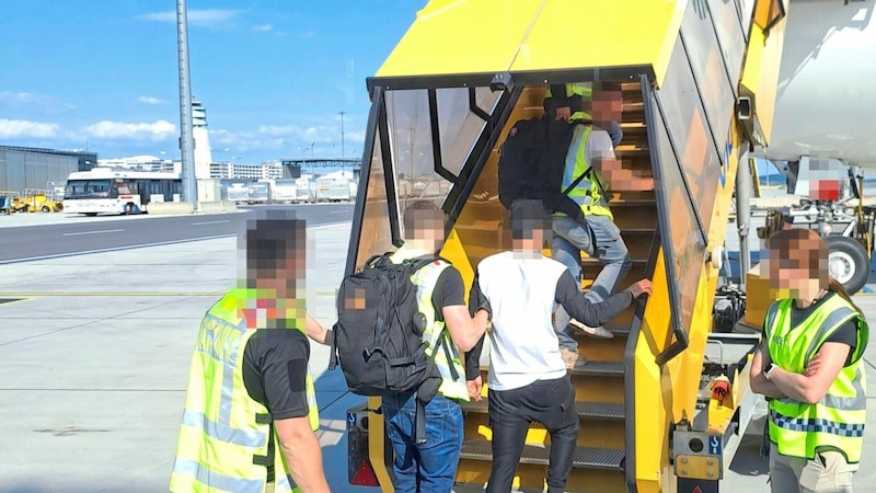 Deportation by officials from the Ministry of the Interior (Bild: BMI)