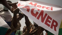 „Danke, Wagner“: Demonstranten in Mali bejubelten 2020 die Ankündigung Frankreichs, seine Truppen aus Mali abzuziehen, nachdem sich die Sicherheitslage auch wegen Aktivitäten der Söldnertruppe verschlechtert hatte. (Bild: AFP)