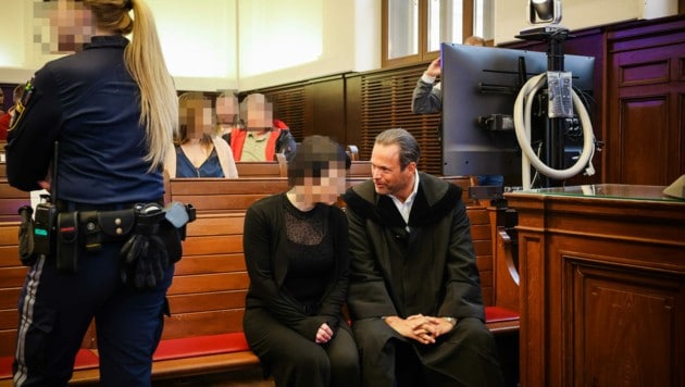 Die Angeklagte mit Anwalt Andreas Mauhart an einem der ersten Prozesstage (Bild: Scharinger Daniel, Krone KREATIV)