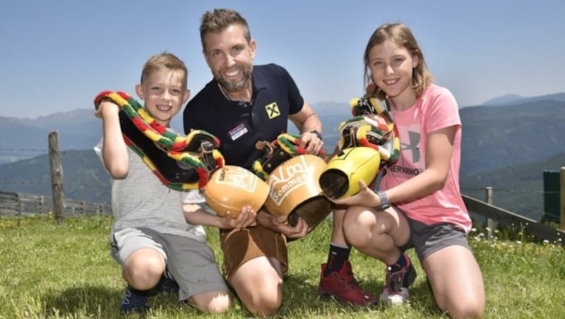 Snowboard-Star Andreas Promegger mit seinen beiden Kindern Laura und Lukas (Bild: Holitzky Roland)