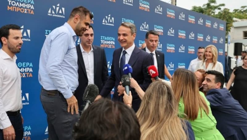 Kyriakos Mitsotakis, Parteichef der Konservativen, freute sich über eine absolute Mehrheit. (Bild: AP)