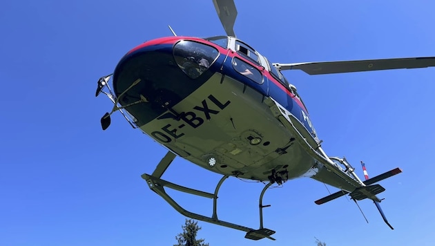 A "Libelle" rendőrségi helikoptert kellett bevetni a kimentésükhöz. (Bild: Bergrettung Klagenfurt)