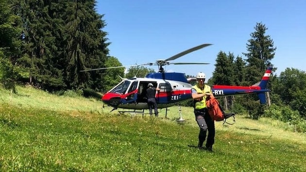 Die Crew des Polizeihelikopters „Libelle“ aus Linz konnte in Auberg den vermissten 16-Jährigen in einem Kornfeld aufspüren und retten. (Bild: Bergrettung Klagenfurt)