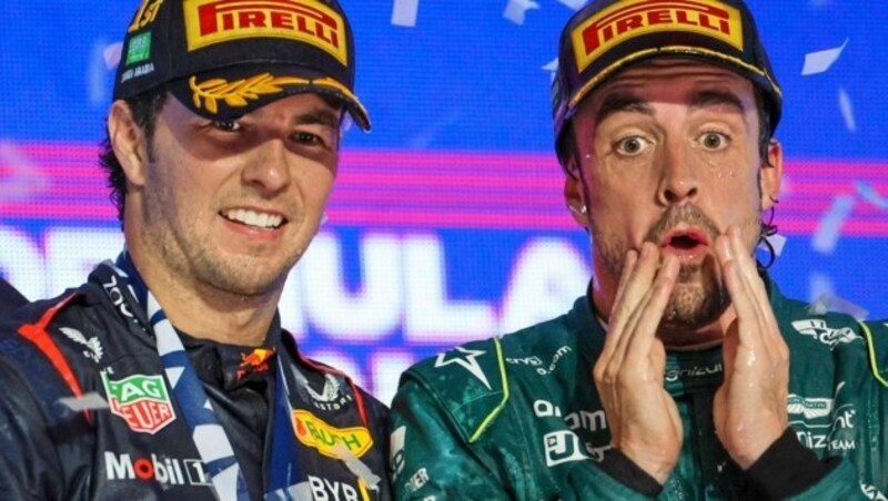 Fernando Alonso (rechts) sitzt Sergio Pérez im Nacken. (Bild: AFP or licensors)