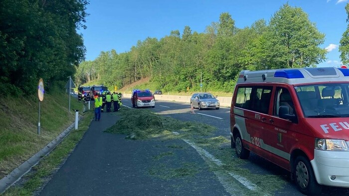  Auf der A2 Südautobahn prallte ein Fahrzeug gegen einen Heuballen.