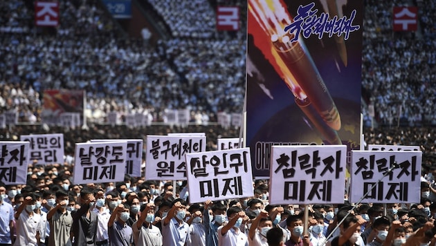 „US-imperialistische Räuber“ und „US-imperialistische Aggressoren“ stand unter anderem auf den Plakaten bei der Massenkundgebung. (Bild: APA/AFP/KIM Won Jin)