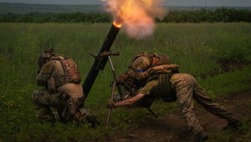 Ukrainische Soldaten in Saporischschja feuern auf feindliche Positionen. (Bild: ASSOCIATED PRESS)