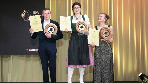 Beim Bundesbewerb der österreichischen Tischler, der im Linzer Designcenter über die Bühne ging, setzte sich Melissa Sarah Trolp aus St. Marein bei Graz (Bild Mitte) gegen acht Mitbewerber durch. (Bild: Cityfoto - Dr. Roland Pelzl e.U.)