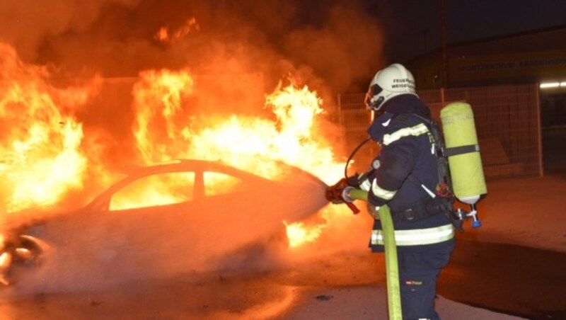 Auf einem Parkplatz in Weigelsdorf steckten die Täter das Fluchtfahrzeug in Brand. (Bild: Lenger/Monatsrevue)