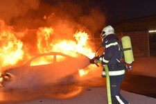 Auf einem Parkplatz in Weigelsdorf steckten die Täter das Fluchtfahrzeug in Brand. (Bild: Lenger/Monatsrevue)