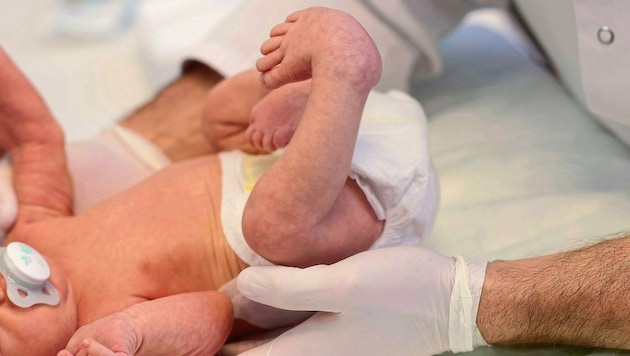 Bei Babys, die mit Klumpfüßen geboren werden, sind die Füße stark verdreht und die Sohle schaut nach innen. (Bild: Tomschi Peter)