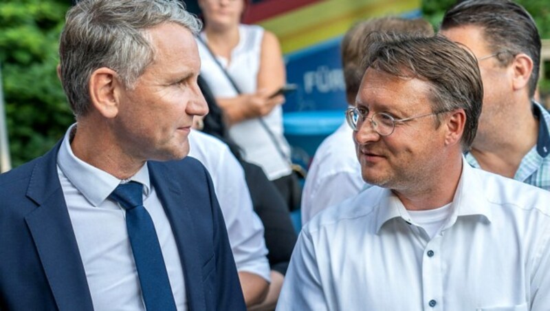 Robert Sesselmann (rechts) mit dem Fraktionsvorsitzenden der AfD Thüringen, Björn Höcke (Bild: APA/AFP/NEWS5/FERDINAND MERZBACH)