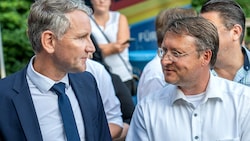 Robert Sesselmann (rechts) mit dem Fraktionsvorsitzenden der AfD in Thüringen, Björn Höcke (Bild: APA/AFP/NEWS5/FERDINAND MERZBACH)