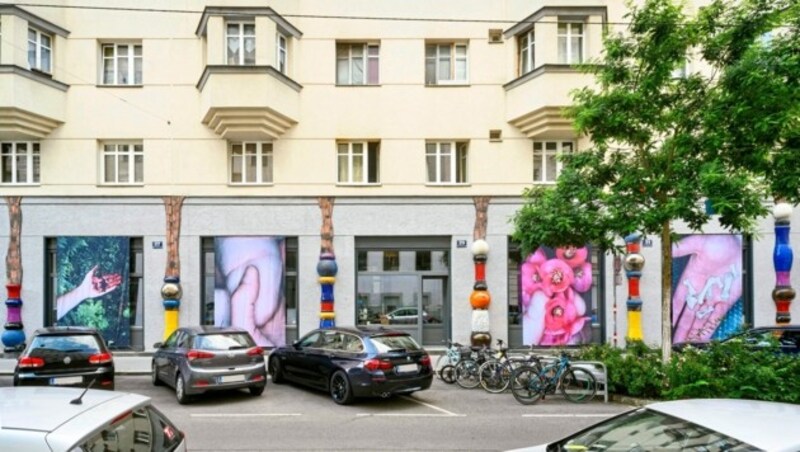 Der Foto- künstler Simon Brugner bespielt die Außenflächen des ebenerdigen KUNST HAUS WIEN Büros. Dabei erforscht er anhand von Händen und Gesten das Verhältnis von Mensch und Natur. (Bild: KUNST HAUS WIEN, Foto: Iris Ranzinger)