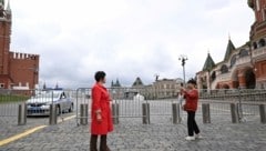 Keine Einheit repräsentiert aktuell der Rote Platz in Moskau - er ist mit Stahlzäunen blockiert, daneben wachen Polizisten. (Bild: APA/AFP/Natalia KOLESNIKOVA)