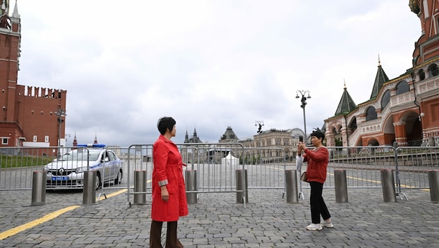 Keine Einheit repräsentiert aktuell der Rote Platz in Moskau - er ist mit Stahlzäunen blockiert, daneben wachen Polizisten. (Bild: APA/AFP/Natalia KOLESNIKOVA)