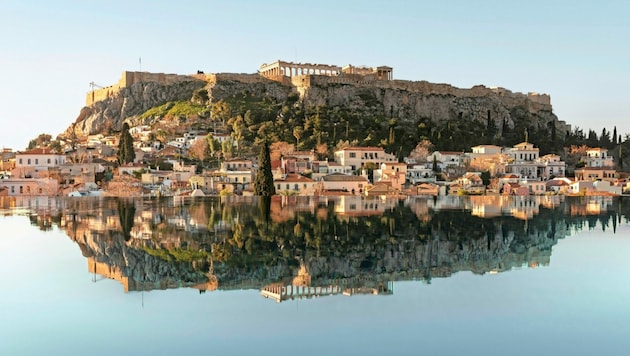 Im Infinity-Pool des Hotels The Dolli spiegelt sich die Athener Akropolis - was für eine Aussicht! (Bild: Grecotel)