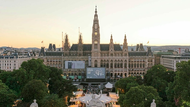 Die 33. Auflage des Film Festivals mit Blick auf das Wiener Rathaus (Bild: Hanjo Schrenk)