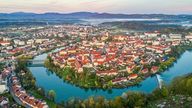 Die Krka umfließt die Altstadt von Novo Mesto und lädt zur Entschleunigung ein. (Bild: SYSTEM)