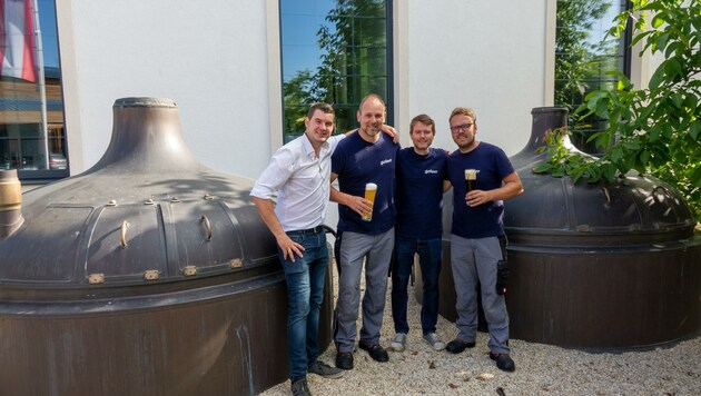 V.l.n.r.: Markus Sautner, Kristian Varga, Johannes Kugler und Tamas Krankovits bei den alten Sudkesseln. Ihr Bier wurde top bewertet. (Bild: Charlotte Titz)
