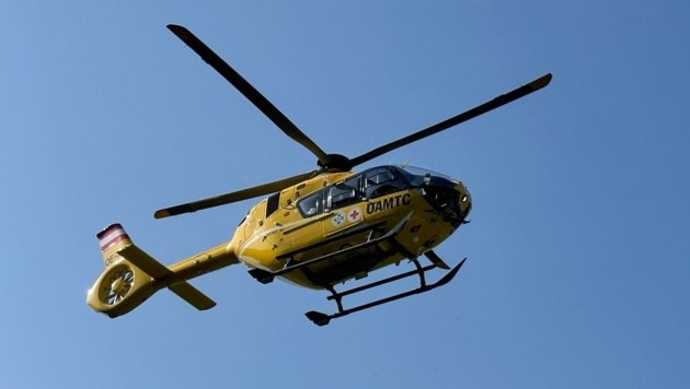 Der Mann musste mit dem Rettungshubschrauber C11 ins Klinikum geflogen werden. (Bild: FF Ottmanach)