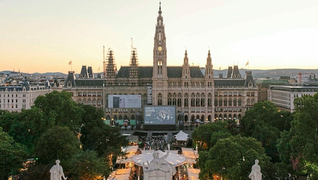 Ab 1. Juli verwandelt sich der Rathausplatz wieder in Europas größtes Kultur- und Kulinarikfestival. (Bild: Hanjo Schrenk)