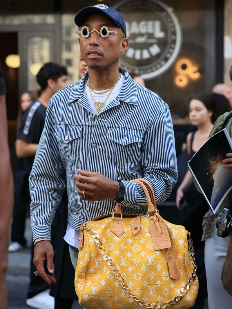 Pharrell Williams mit einer seiner Speedy-Bags. (Bild: Jonathan Paciullo / Action Press/Sipa / picturedesk.com)