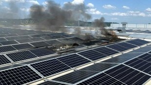Un sistema fotovoltaico en Güssing se incendió el domingo, la causa aún no está clara.  (Imagen: comando del cuerpo de bomberos del distrito Güssing)