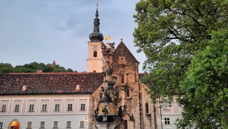 Sofort wurden alle zugänglichen Bereiche des Stiftes durchsucht. Gefunden wurde zum Glück nichts. (Bild: P. Huber)