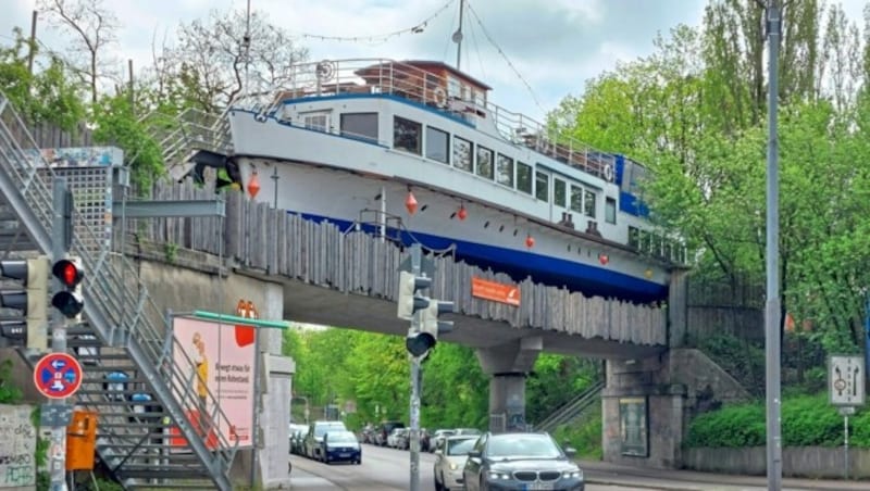 Die „Alte Utting“ hat ihre letzte Station auf einer stillgelegten Eisenbahnbrücke. (Bild: Elisabeth Salvador)