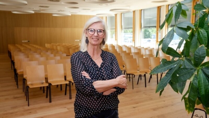 Karin Gföllner im Flachgauer Saal der BH Salzburg-Umgebung. Dieser dient als Einsatzzentrale für den Katastrophenschutz und hat eine eigene Energieversorgung. (Bild: Tschepp Markus)