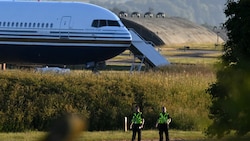 Ein Flugzeug mit Migranten, die nach Ruanda abgeschoben werden im Juni 2022 (Bild: AFP )