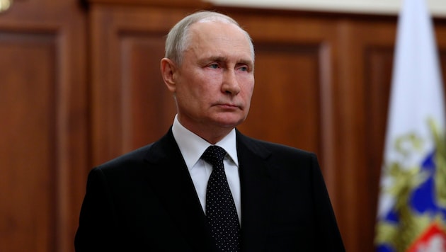 Der russische Präsident Wladimir Putin gab am Montagabend eine weitere Erklärung im Staatsfernsehen ab. (Bild: AP)