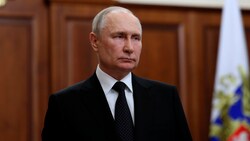 Der russische Präsident Wladimir Putin gab am Montagabend eine weitere Erklärung im Staatsfernsehen ab. (Bild: AP)