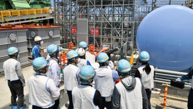 Die nun fertiggestellten Anlagen zur Ableitung riesiger Mengen verdünnten Kühlwassers aus der Atomruine Fukushima werden den Medien präsentiert. (Bild: AP)