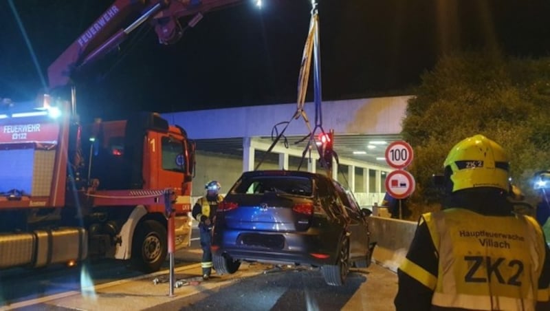 Das völlig demolierte Fahrzeug musste mit einem Kran von der Fahrbahn entfernt werden! (Bild: Hauptfeuerwache Villach)