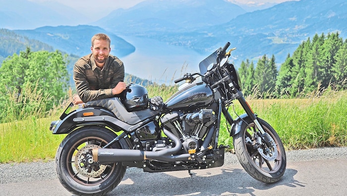 Auf seiner Harley Davidson geht’s Ski-Ass Marco Schwarz gemütlich an - Vollgas gibt er nur auf ...