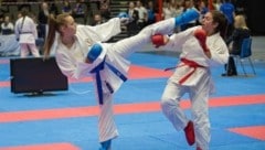 Marina Vukovic (blau) siegte in der Walserfeldhalle (Bild: Ewald Roth/Karate Austria)