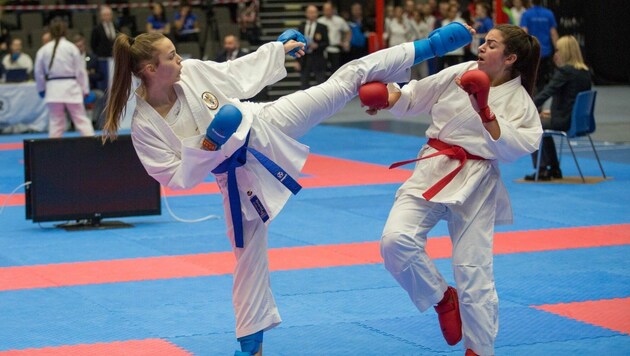 Marina Vukovic (blau) siegte in der Walserfeldhalle (Bild: Ewald Roth/Karate Austria)