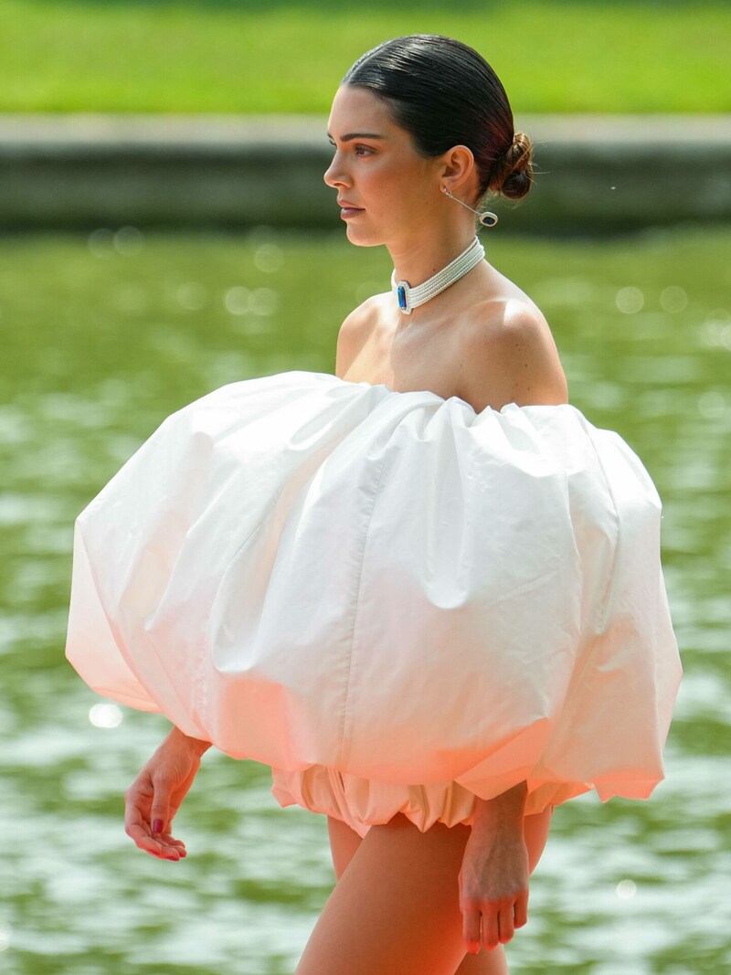 Kendall Jenners voluminiöses Mini-Kleid sorgt für Lacher und Aufsehen in Netz. (Bild: Laurent VU / Action Press/Sipa / picturedesk.com)