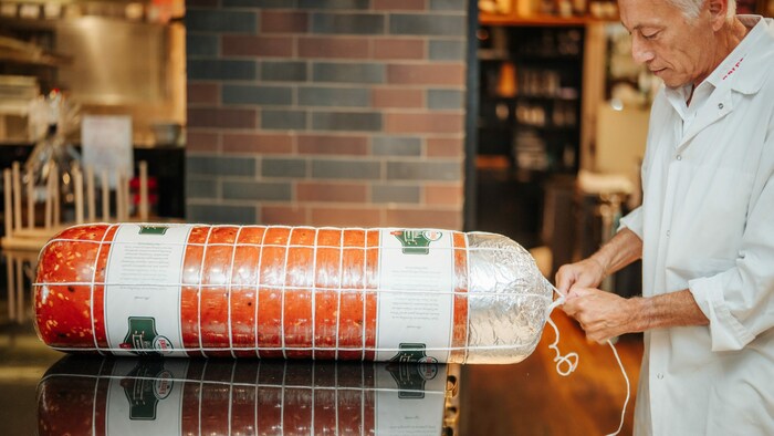 Kurt Frierss sen. hat die Riesenmortadella selbst gebunden