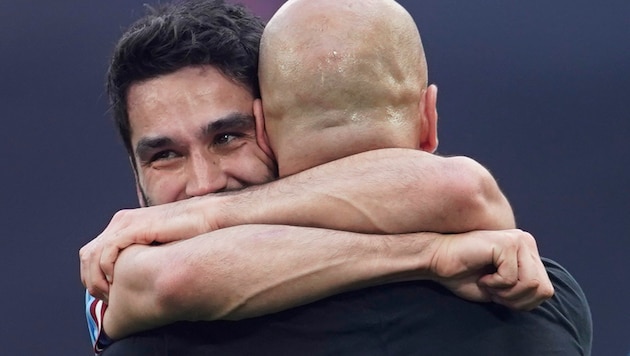 Zwischen Ilkay Gündogan (l.) und Trainer Pep Guardiola herrschte stets ein gutes Verhältnis. (Bild: AP Photo/Dave Thompson)